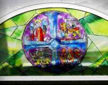 Finestre con vetro decorato con immagini sacre